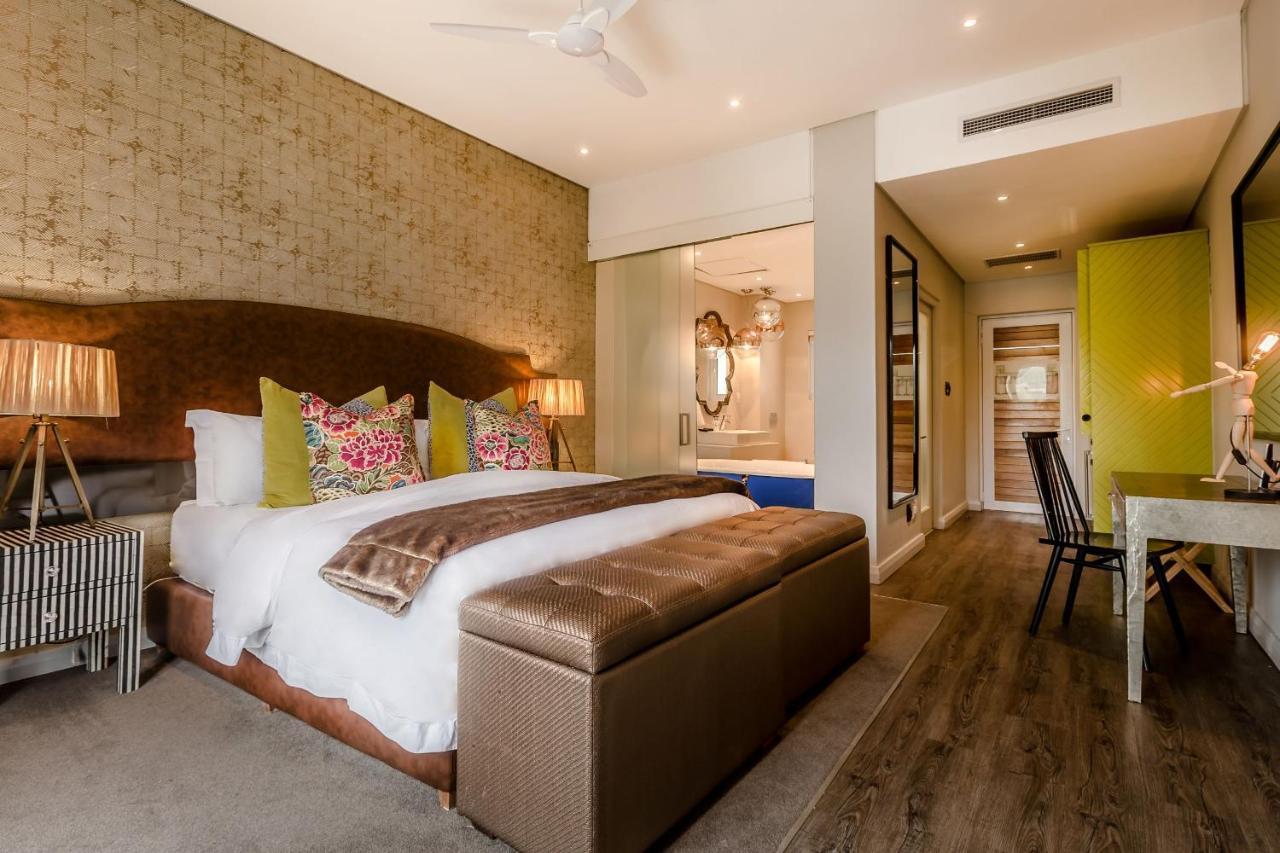 Boutique - Lion Roars & Hotel