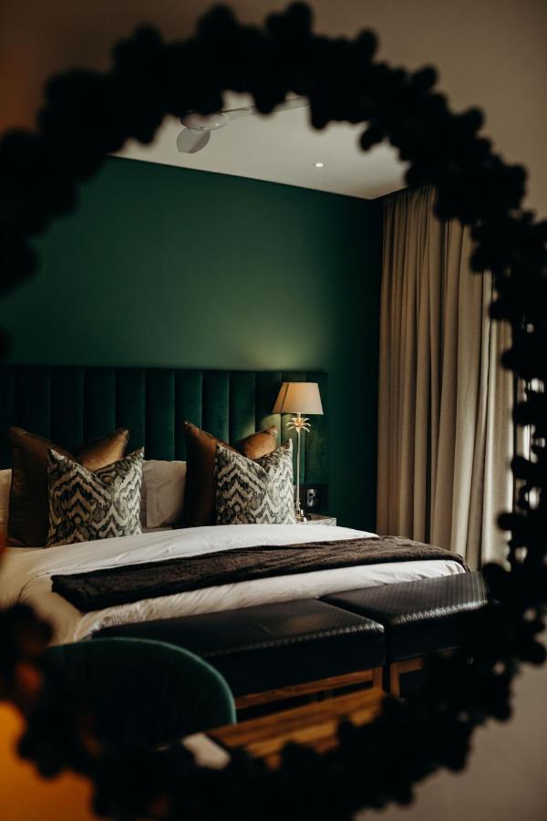 Boutique - Lion Roars & Hotel